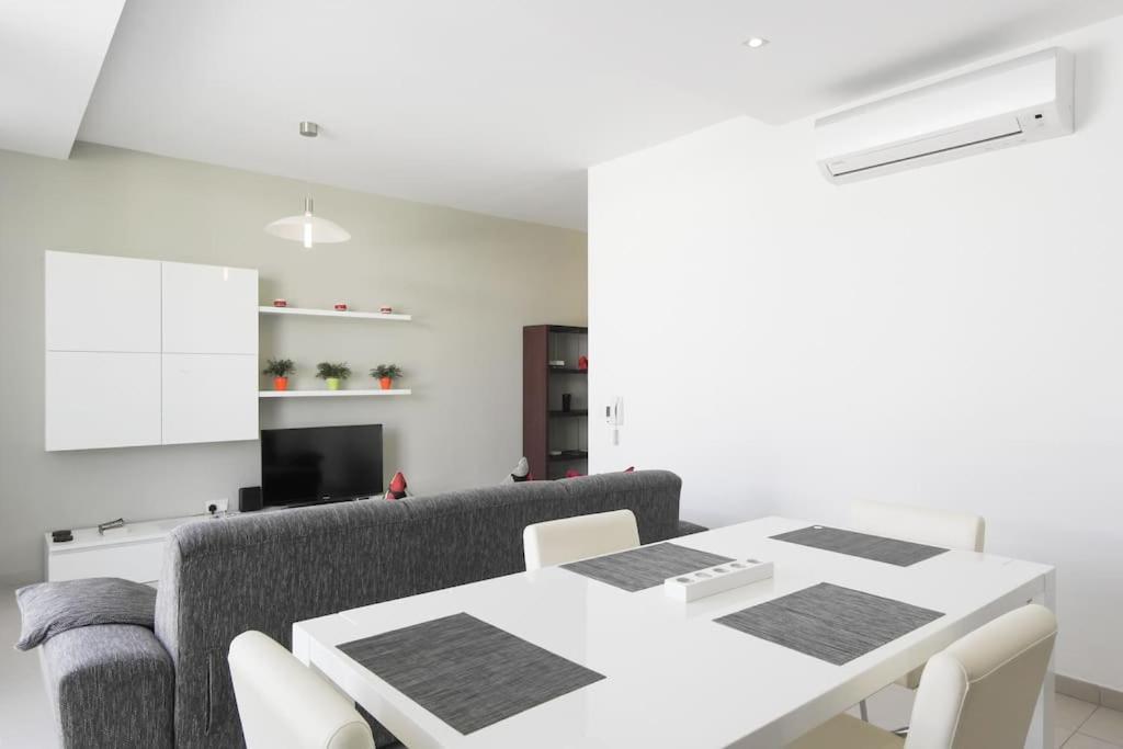 Modern Luxury Penthouse In Perfect Sliema Location Apartman Kültér fotó